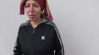 beurette fait une branlette à un inconnu pendant sa pause au supermarché